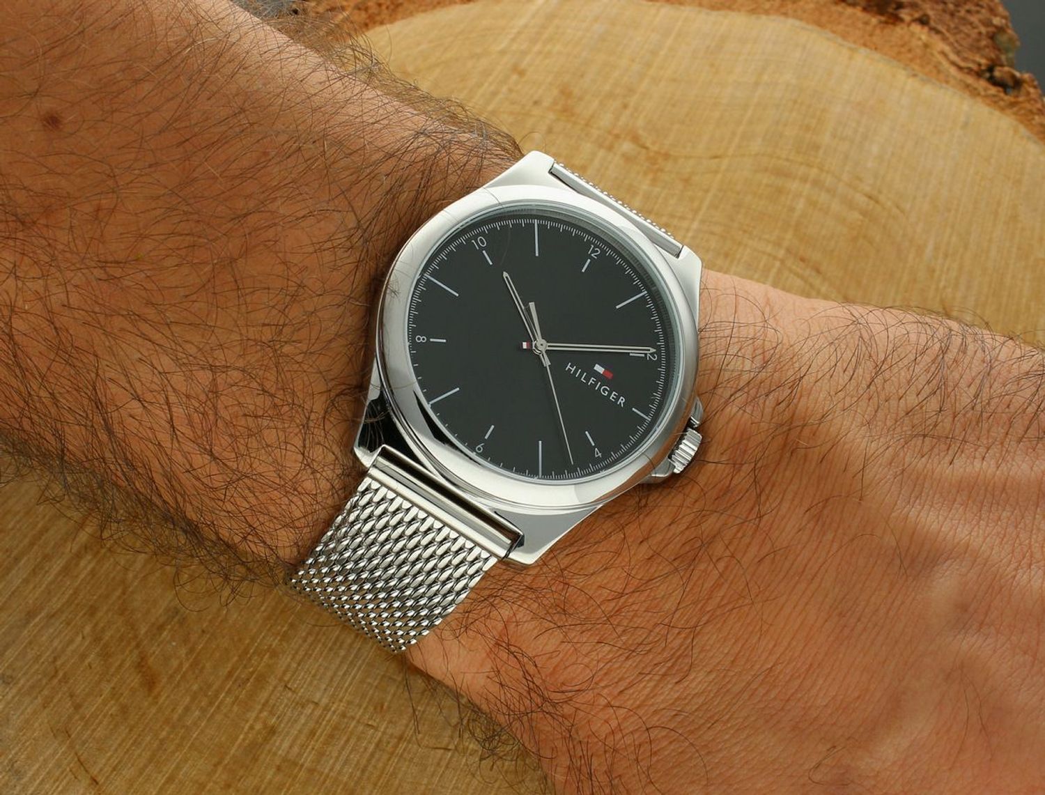 Elegancki zegarek Tommy Hilfiger z mechanizmem kwarcowym, srebrną kopertą i bransoletą ze stali szlachetnej. Wodoszczelność 3ATM, tarcza czarna, obwód do 20,5 cm, gwarancja 24 miesiące.1.webp