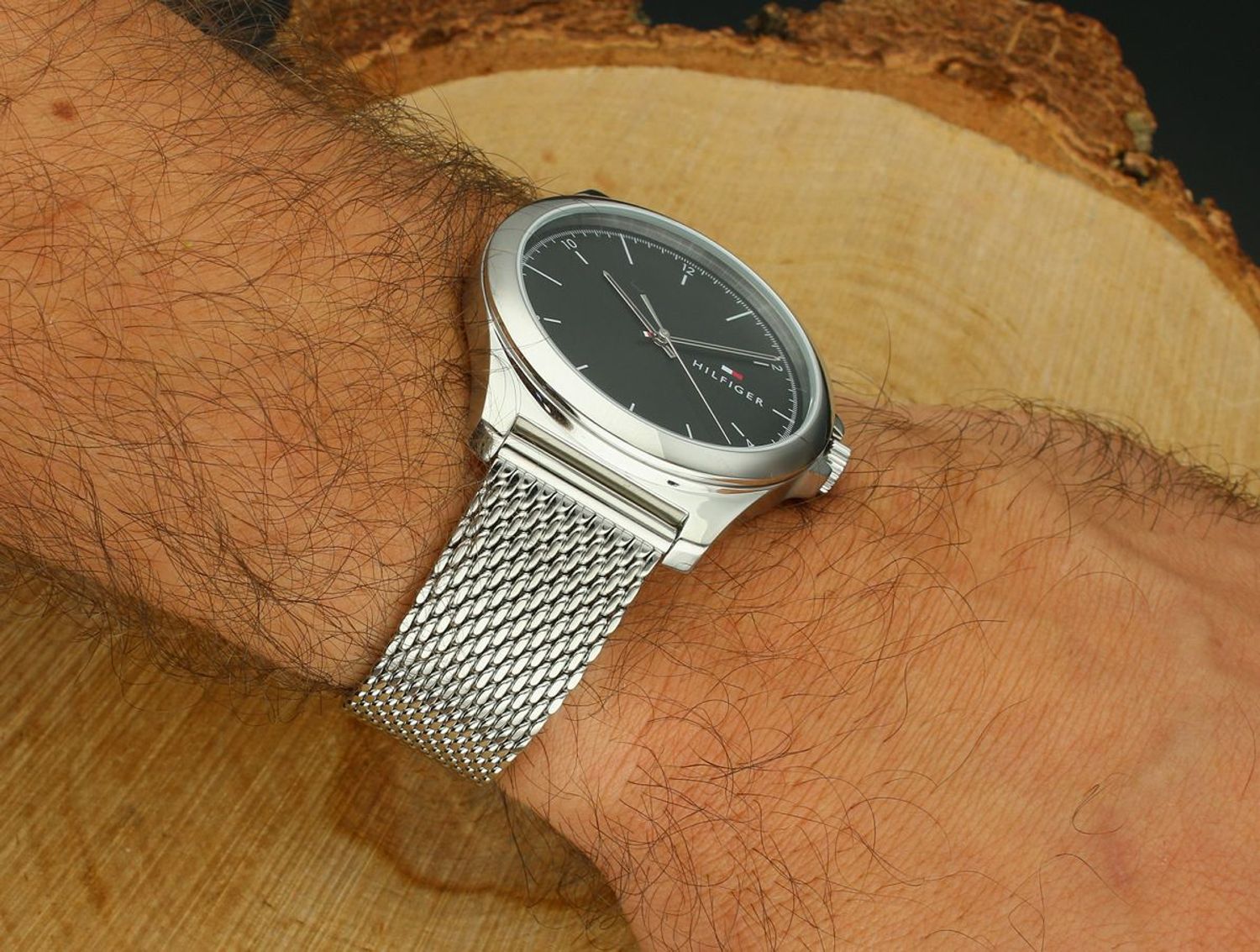 Elegancki zegarek Tommy Hilfiger z mechanizmem kwarcowym, srebrną kopertą i bransoletą ze stali szlachetnej. Wodoszczelność 3ATM, tarcza czarna, obwód do 20,5 cm, gwarancja 24 miesiące.1.webp