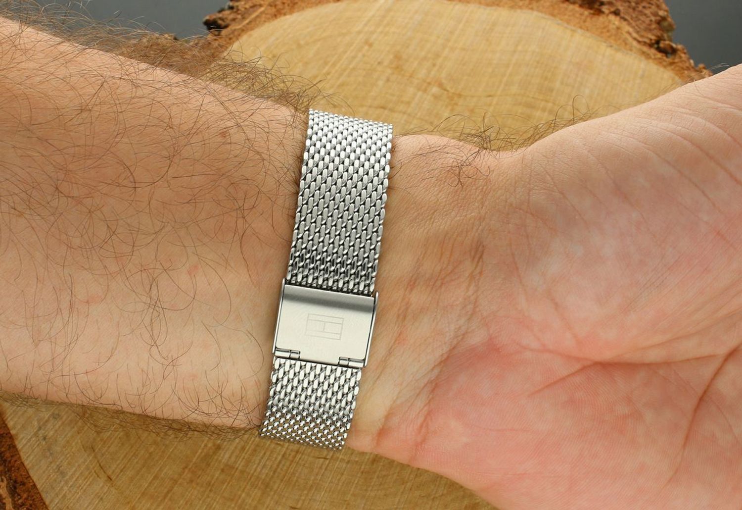 Elegancki zegarek Tommy Hilfiger z mechanizmem kwarcowym, srebrną kopertą i bransoletą ze stali szlachetnej. Wodoszczelność 3ATM, tarcza czarna, obwód do 20,5 cm, gwarancja 24 miesiące.1.webp