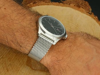 Elegancki zegarek Tommy Hilfiger z mechanizmem kwarcowym, srebrną kopertą i bransoletą ze stali szlachetnej. Wodoszczelność 3ATM, tarcza czarna, obwód do 20,5 cm, gwarancja 24 miesiące.4.jpg