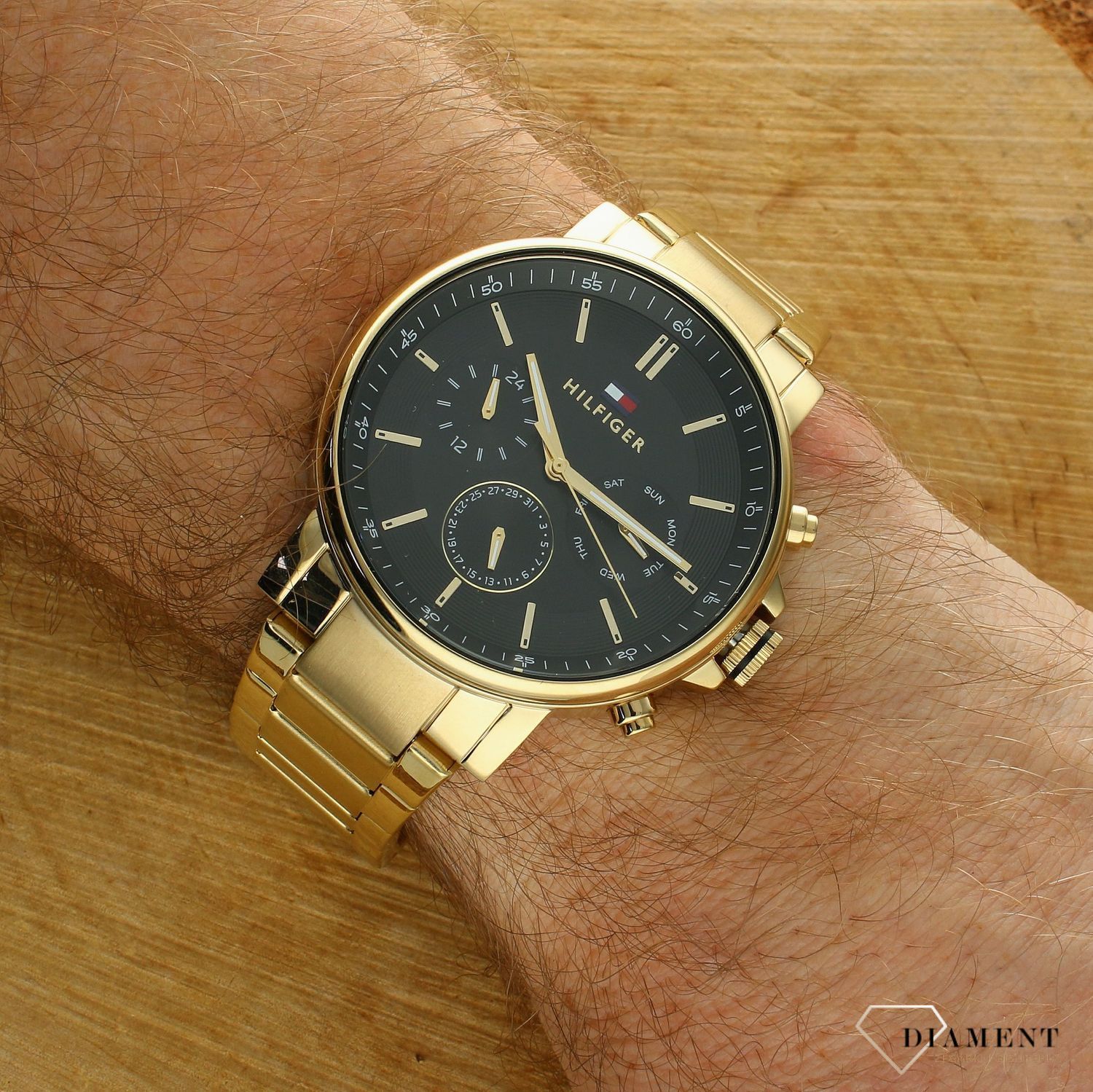 Zegarek męski na bransolecie Tommy Hilfiger Tyson 1710589.  Męski zegarek na bransolecie Tommy Hilfiger. Zegarek męski Tommy Hilfiger z czarną tarcza. Zegarek modowy na złotej bransolecie . Zegarek męski Tommy.jpg