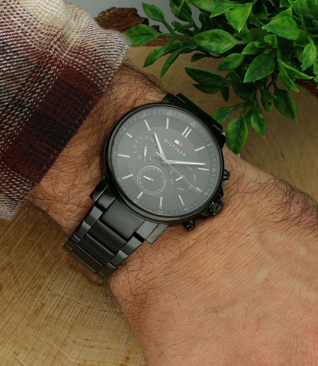 Zegarek męski TOMMY HILFIGER 1710590 to czasomierz który posiada kwarcowy mechanizm, zasilany za pomocą baterii. Dzięki temu jest bardzo dokładny. Wysokiej jakości stal chirurgiczna 316L użyta do wykonania koperty gwar.jpg