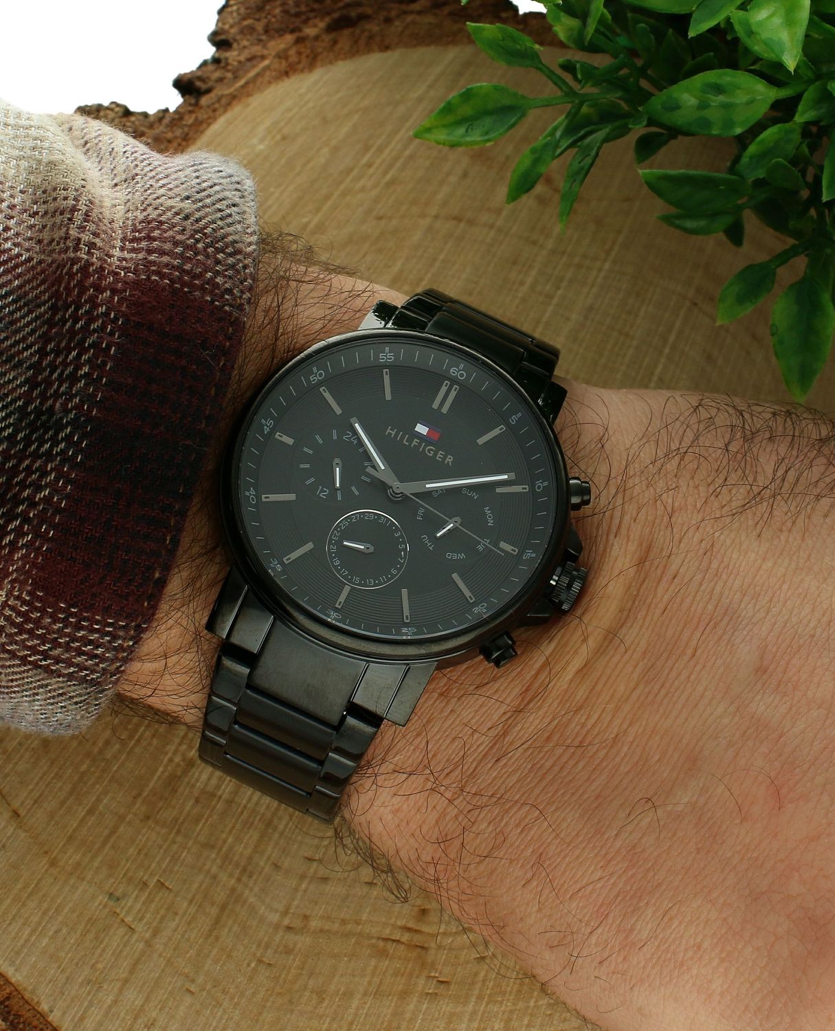 Zegarek męski TOMMY HILFIGER 1710590 to czasomierz który posiada kwarcowy mechanizm, zasilany za pomocą baterii. Dzięki temu jest bardzo dokładny. Wysokiej jakości stal chirurgiczna 316L użyta do wykonania koperty gwar.jpg