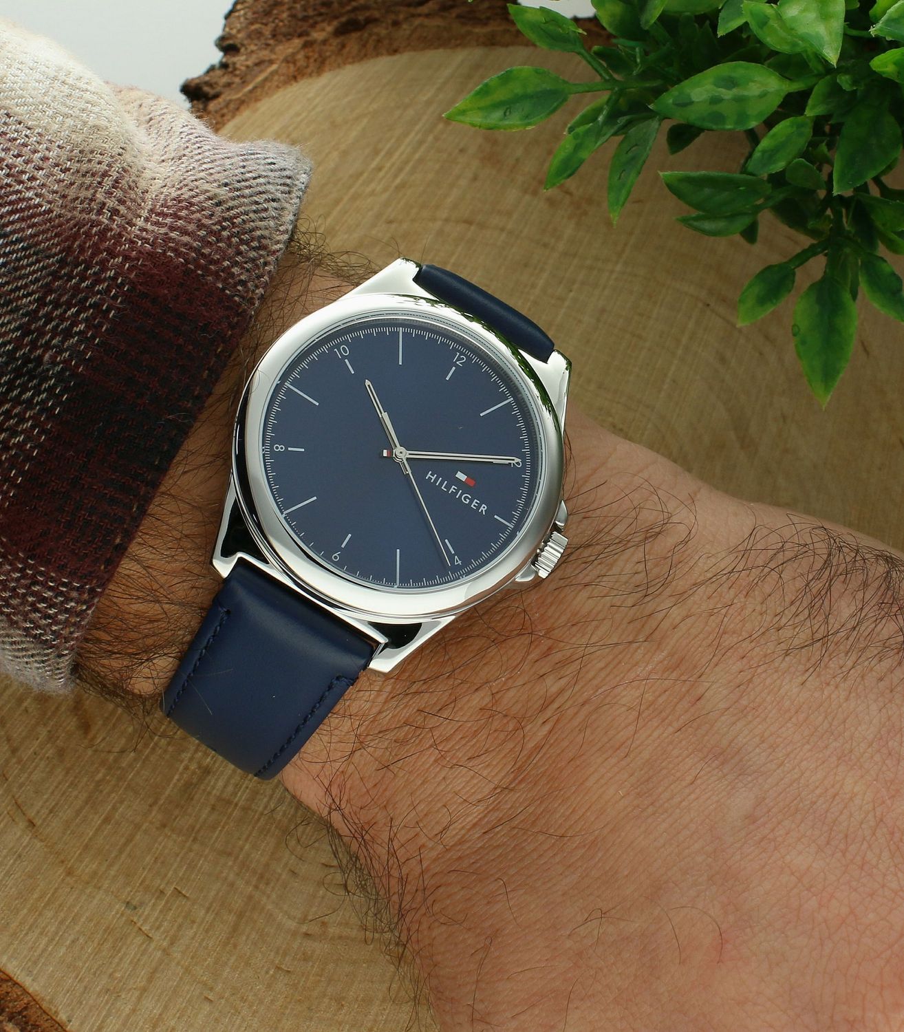 Zegarek  męski TOMMY HILFIGER 1710666,o czasomierz który posiada kwarcowy mechanizm, zasilany za pomocą baterii. Dzięki temu jest bardzo dokładny. Wysokiej jakości stal chirurgiczna 316L użyta do wykonania koperty gwar.jpg