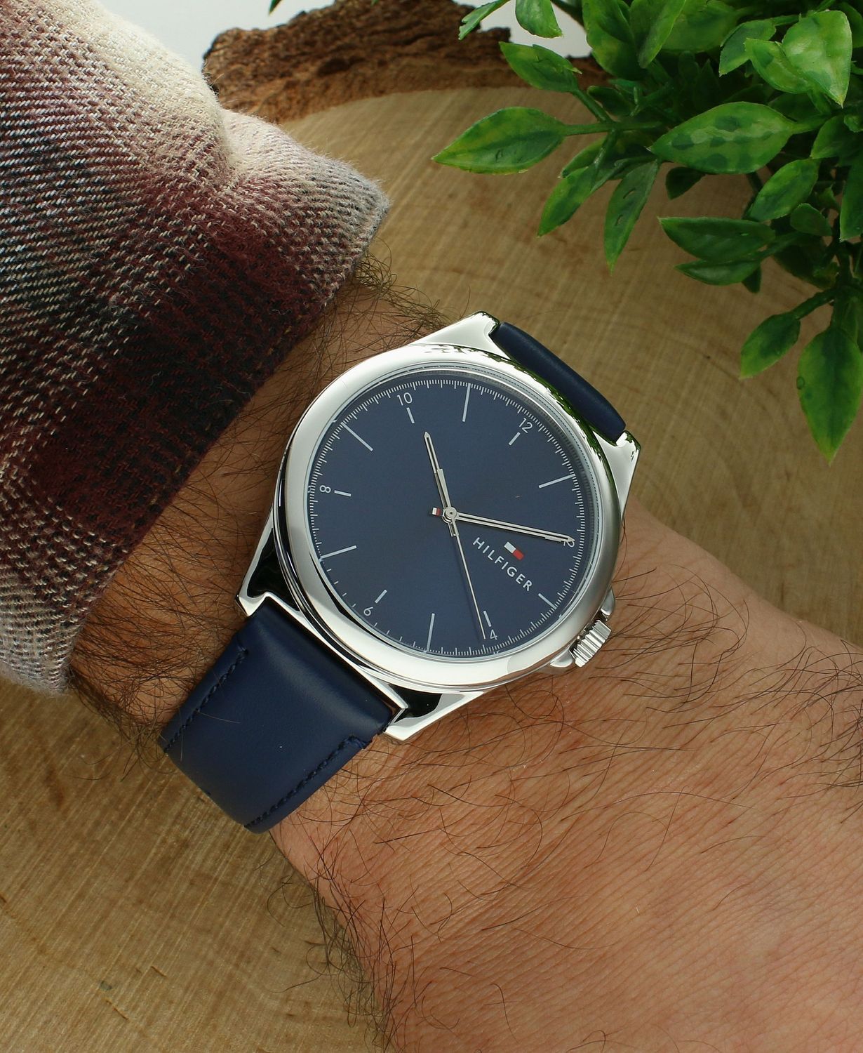 Zegarek  męski TOMMY HILFIGER 1710666,o czasomierz który posiada kwarcowy mechanizm, zasilany za pomocą baterii. Dzięki temu jest bardzo dokładny. Wysokiej jakości stal chirurgiczna 316L użyta do wykonania koperty gwar.jpg