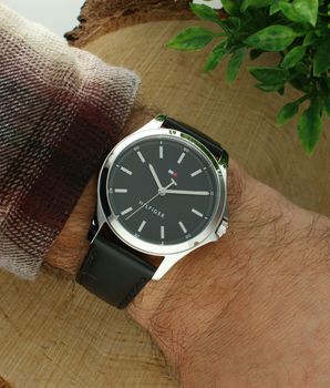 Zegarek  męski TOMMY HILFIGER 1710668, to czasomierz który posiada kwarcowy mechanizm, zasilany za pomocą baterii. Dzięki temu jest bardzo dokładny. Wysokiej jakości stal chirurgiczna 316L.jpg