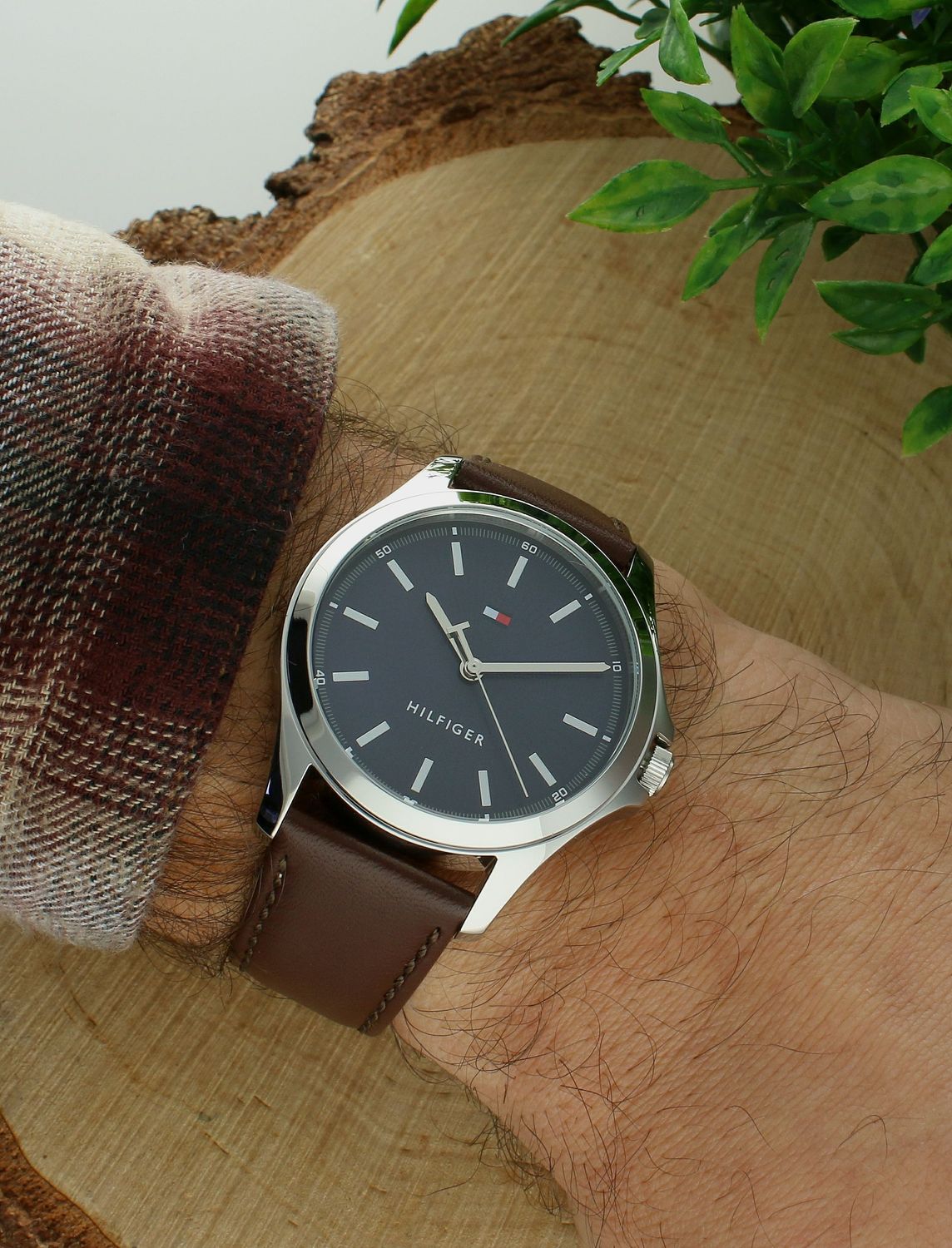 Zegarek męski TOMMY HILFIGER 1710669, to czasomierz który posiada kwarcowy mechanizm, zasilany za pomocą baterii. Dzięki temu jest bardzo dokładny. Wysokiej jakości stal chirurgiczna 316L użyta do wykonania koperty gwa.jpg