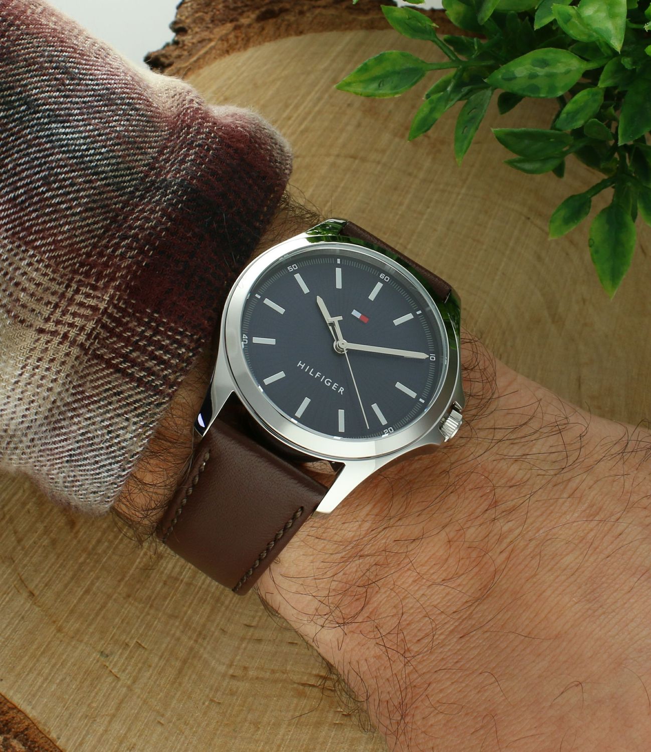 Zegarek męski TOMMY HILFIGER 1710669, to czasomierz który posiada kwarcowy mechanizm, zasilany za pomocą baterii. Dzięki temu jest bardzo dokładny. Wysokiej jakości stal chirurgiczna 316L użyta do wykonania koperty gwa.jpg