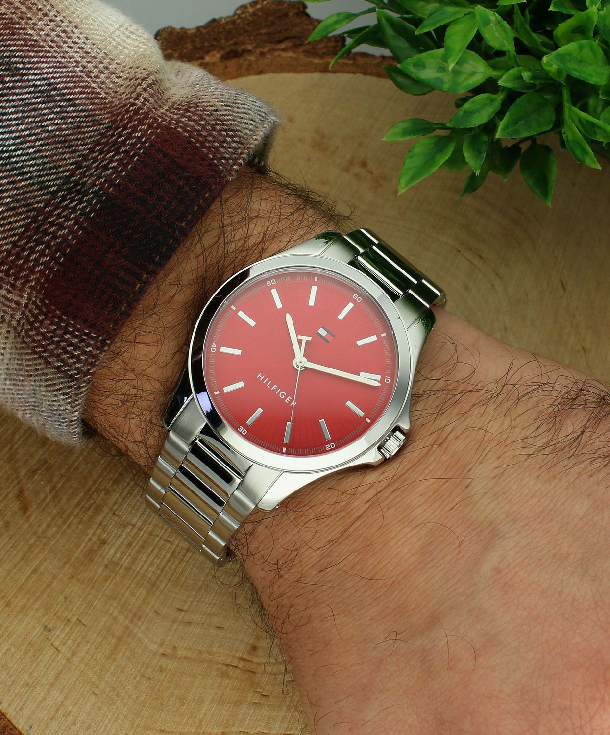 Zegarek męski TOMMY HILFIGER 1710677,to czasomierz który posiada kwarcowy mechanizm, zasilany za pomocą baterii. Dzięki temu jest bardzo dokładny. Wysokiej jakości stal chirurgiczna 316L użyta do wykonania koperty gwar.jpg