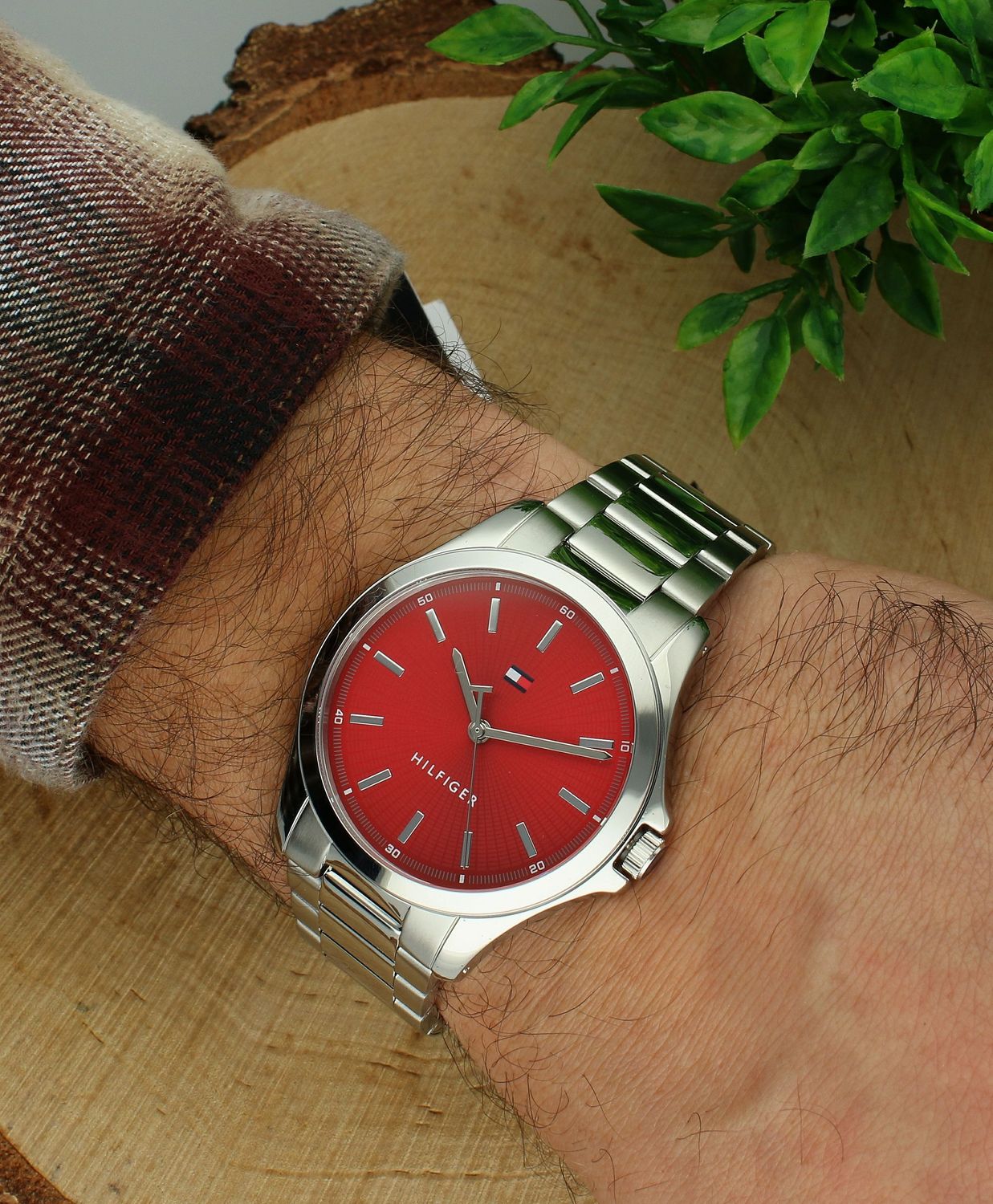 Zegarek męski TOMMY HILFIGER 1710677,to czasomierz który posiada kwarcowy mechanizm, zasilany za pomocą baterii. Dzięki temu jest bardzo dokładny. Wysokiej jakości stal chirurgiczna 316L użyta do wykonania koperty gwar.jpg