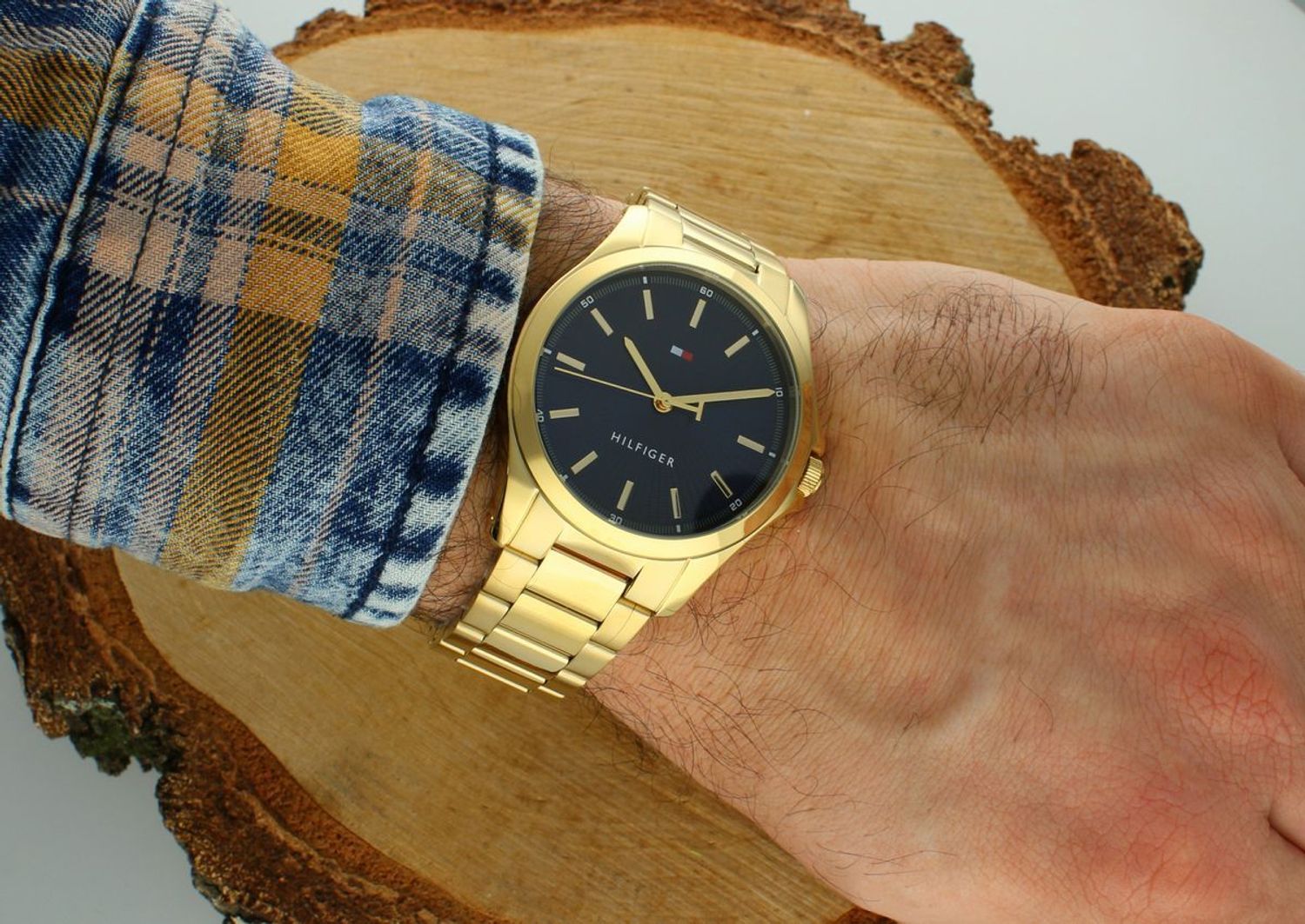 Zegarek TOMMY HILFIGER Bruce 1710679 to czasomierz który posiada kwarcowy mechanizm, zasilany za pomocą baterii. Dzięki temu jest bardzo dokładny. 1.webp