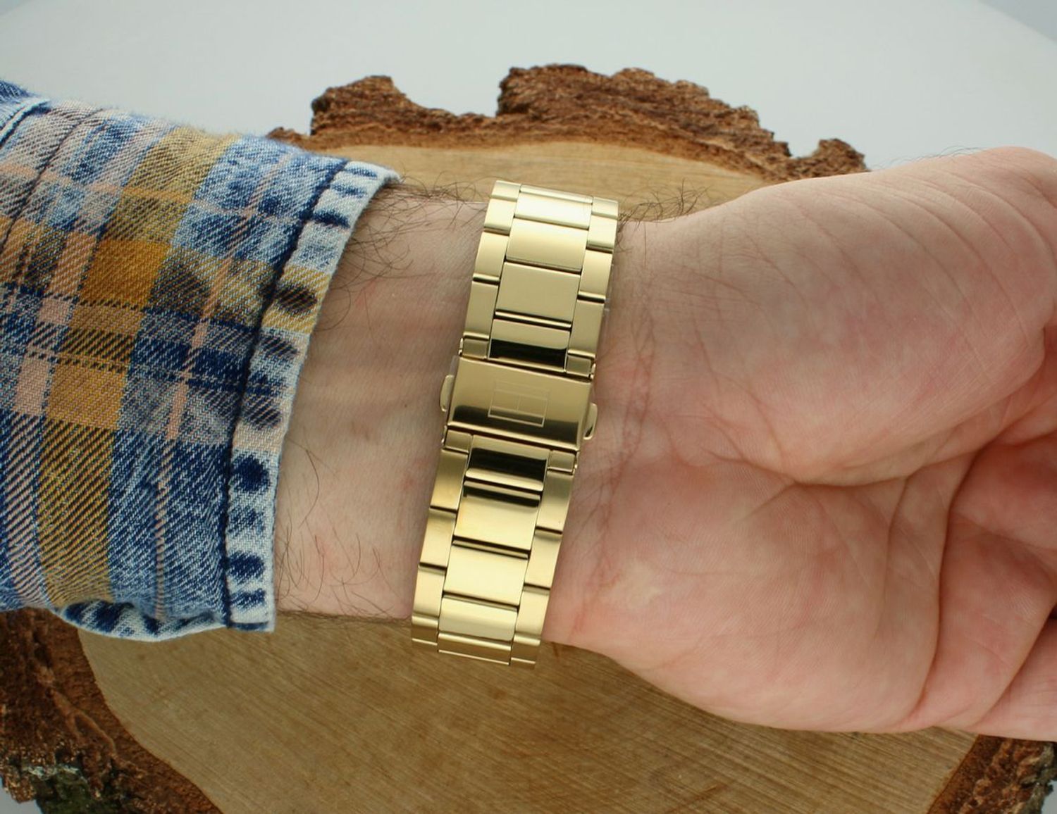 Zegarek TOMMY HILFIGER Bruce 1710679 to czasomierz który posiada kwarcowy mechanizm, zasilany za pomocą baterii. Dzięki temu jest bardzo dokładny. 1.webp