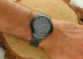 Tommy Hilfiger 1710685 – elegancki męski zegarek z czarną stalową bransoletą, mechanizmem kwarcowym i klasą wodoszczelności 5ATM. Klasyka i styl w nowoczesnym wydaniu.2.jpg