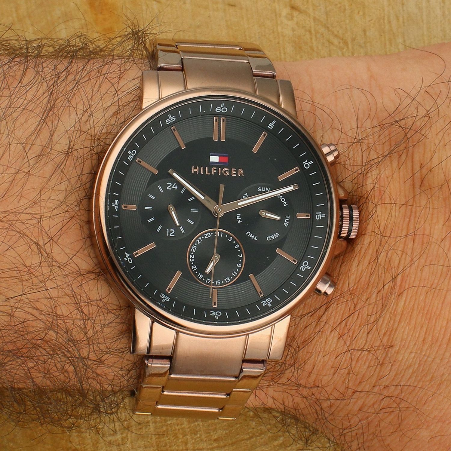 tommy-hilfiger-tyson-1710712-zegarek-meski-stal-rozowe-zloto-czarna-tarcza.jpg