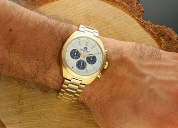 Tommy Hilfiger 1710723 – zegarek męski o klasycznym stylu. Złota bransoleta, biała tarcza, chronograf, datownik i niezawodny mechanizm kwarcowy. Styl i prestiż w eleganckim wydaniu.2.jpg
