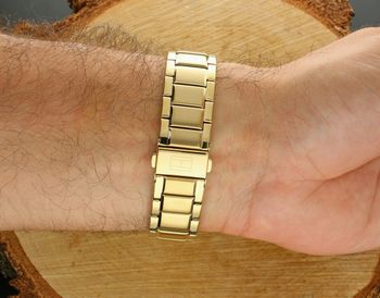 Tommy Hilfiger 1710723 – zegarek męski o klasycznym stylu. Złota bransoleta, biała tarcza, chronograf, datownik i niezawodny mechanizm kwarcowy. Styl i prestiż w eleganckim wydaniu.4.jpg