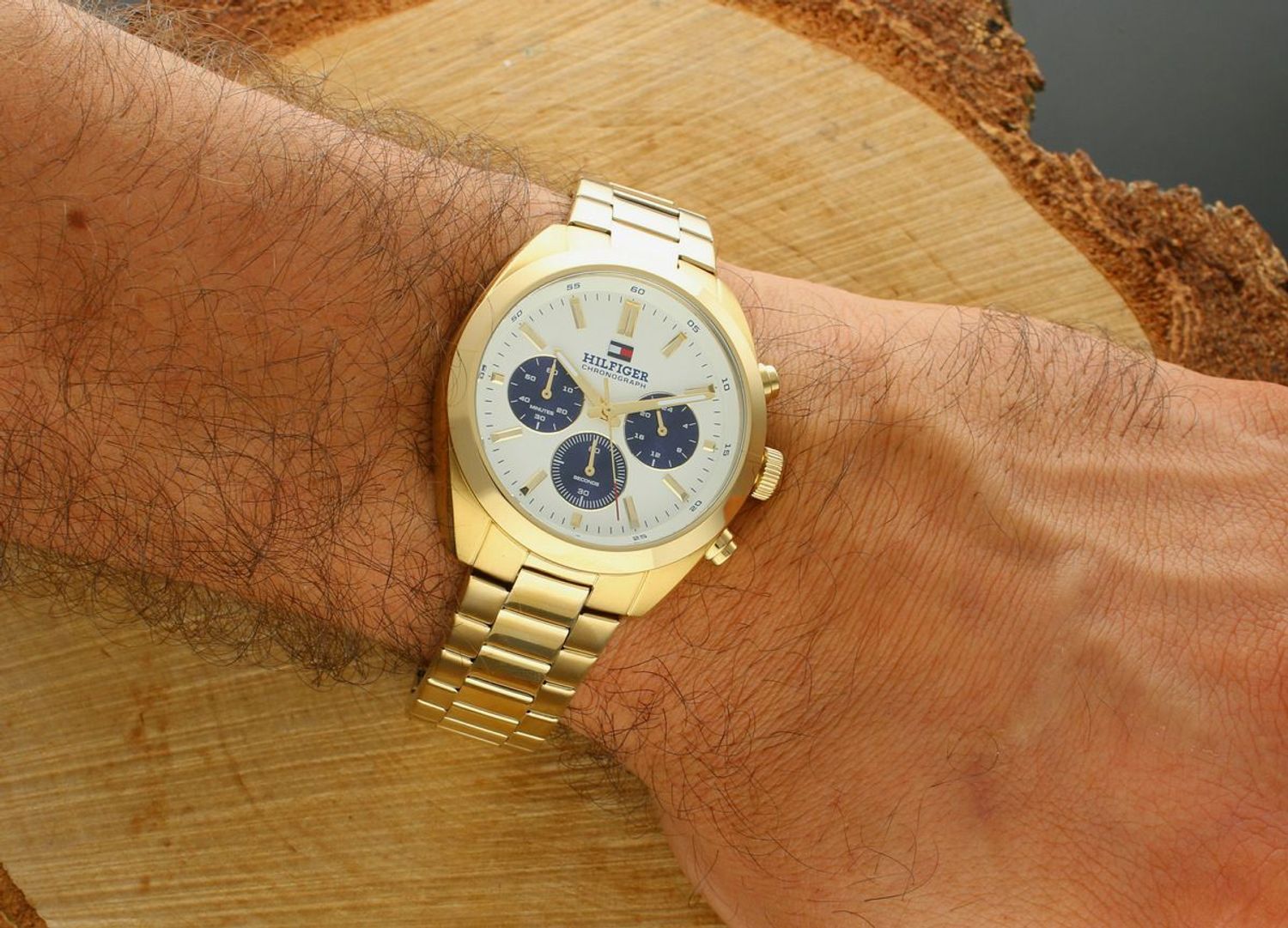 Tommy Hilfiger 1710723 – zegarek męski o klasycznym stylu. Złota bransoleta, biała tarcza, chronograf, datownik i niezawodny mechanizm kwarcowy. Styl i prestiż w eleganckim wydaniu.1.jpg