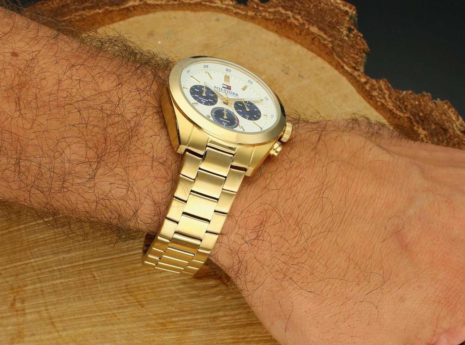 Tommy Hilfiger 1710723 – zegarek męski o klasycznym stylu. Złota bransoleta, biała tarcza, chronograf, datownik i niezawodny mechanizm kwarcowy. Styl i prestiż w eleganckim wydaniu.1.jpg