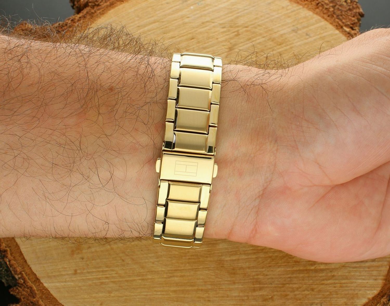 Tommy Hilfiger 1710723 – zegarek męski o klasycznym stylu. Złota bransoleta, biała tarcza, chronograf, datownik i niezawodny mechanizm kwarcowy. Styl i prestiż w eleganckim wydaniu.1.jpg