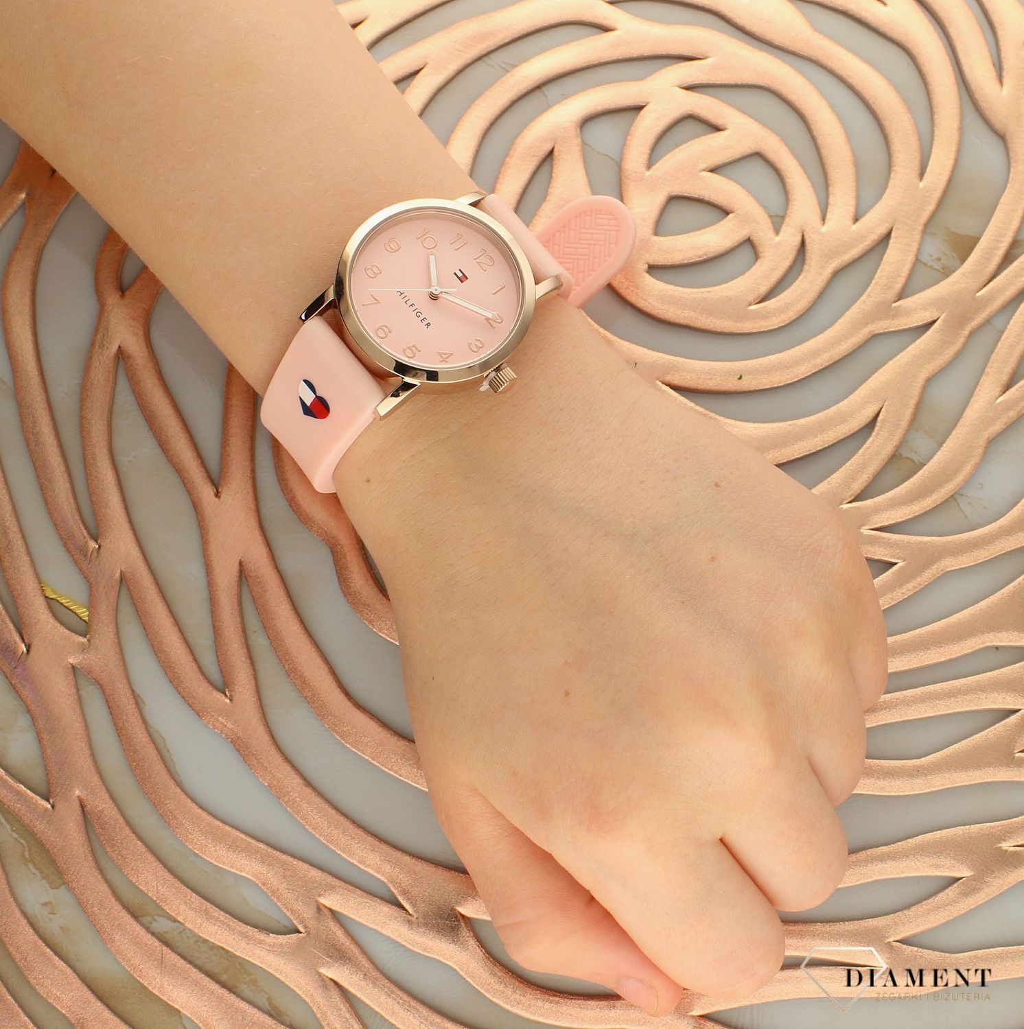 Zegarek dziecięcy Tommy Hilfiger Kids Biały 1720038 (1).jpg