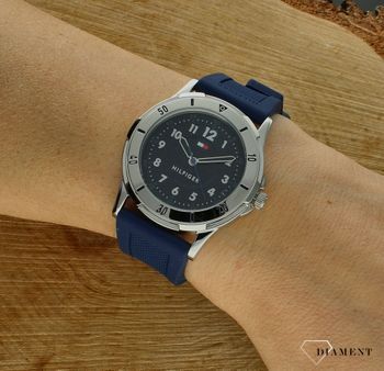 Zegarek dziecięcy Tommy Hilfiger Kids 1720040 granatowy pasek.  Zegarek dziecięcy Tommy Hilfiger. Zegarek na I Komunie Świętą. Zegarek posiada silikonowy pasek w niebieskim kolorze z logo. Idealny na prezent dla dzieci. Komunijny zeg.jpg