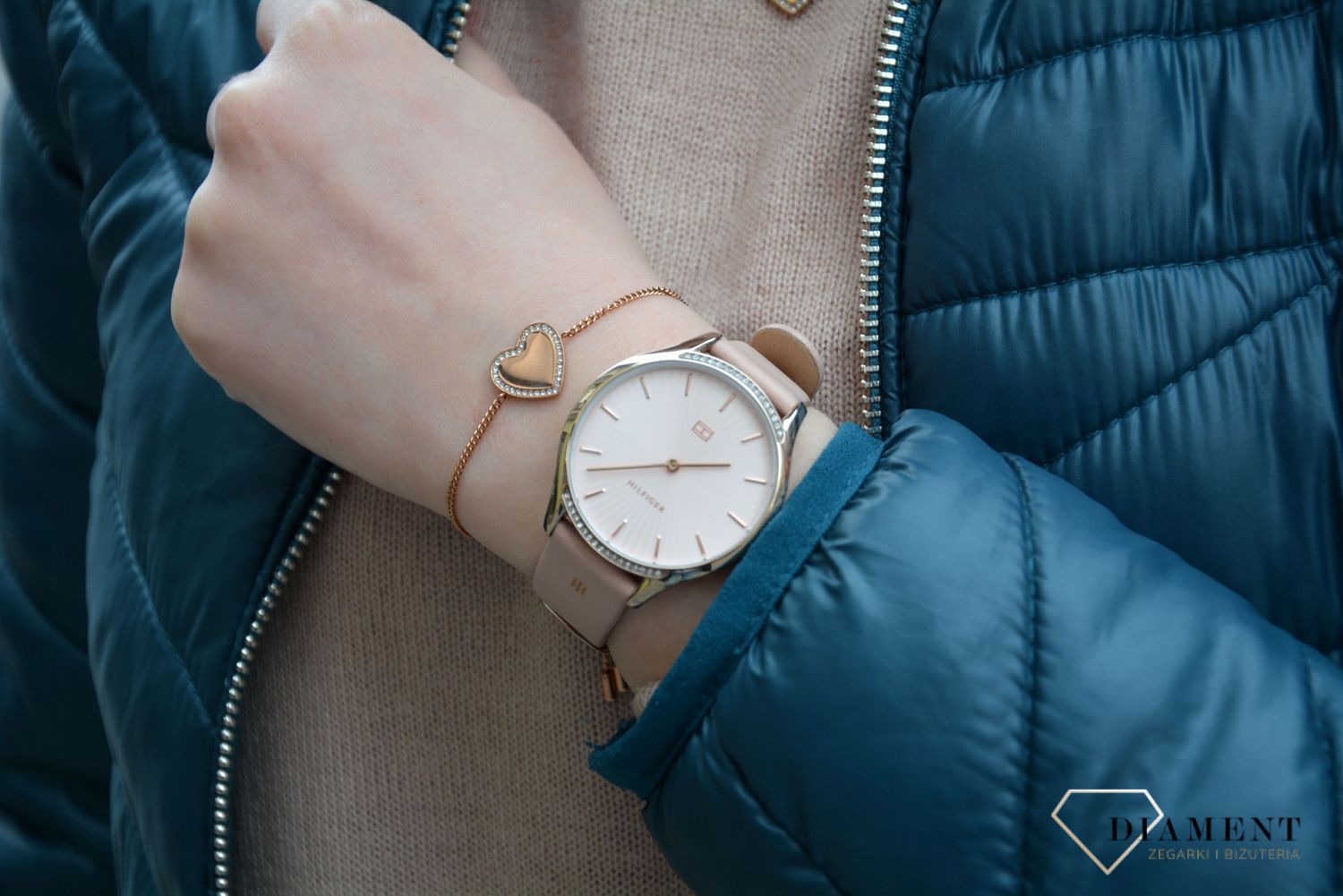 Modny zegarek damski w pięknym pudrowym różu kolorze. Pasek z delikatnej skórki cielesnej. Zapięcie na stalową sprzączkę.  (3).jpg