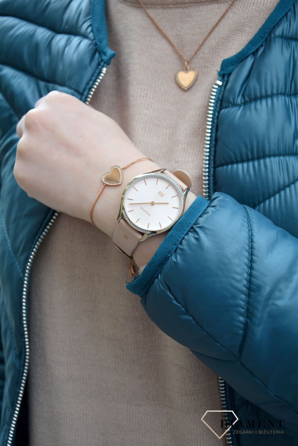 Modny zegarek damski w pięknym pudrowym różu kolorze. Pasek z delikatnej skórki cielesnej. Zapięcie na stalową sprzączkę.  (3).jpg