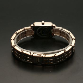 Zegarek damski prostokątny na bransolecie Tommy Hilfiger Tea  1782328 w kolorze różowego złota z niebieską tarczą to bardzo kobiecy i stylowy model.  (4).jpg