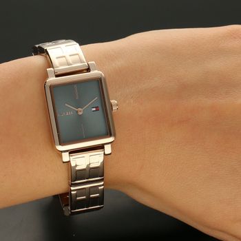 Zegarek damski prostokątny na bransolecie Tommy Hilfiger Tea  1782328 w kolorze różowego złota z niebieską tarczą to bardzo kobiecy i stylowy model.  (5).jpg