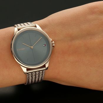 Zegarek damski na bransolecie w kolorze różowego złota Tommy Hilfiger Delphine 1782356 z niebieską tarczą to piękny kobiecy model (5).jpg