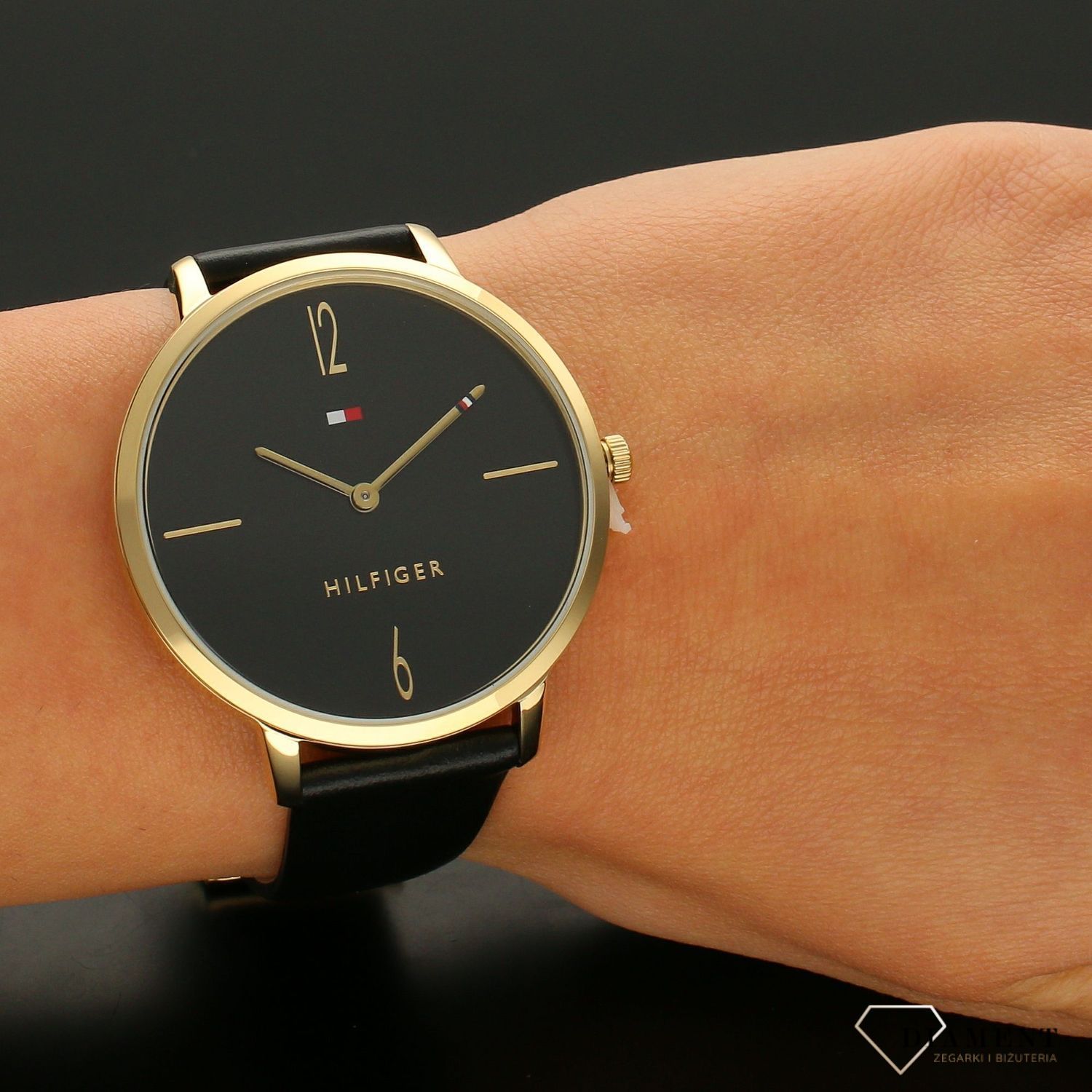 Zegarek damski na czarnym pasku skórzanym Tommy Hilfiger z kolekcji Liza 1782379 z pozłacaną kopertą i logo TH.jpg