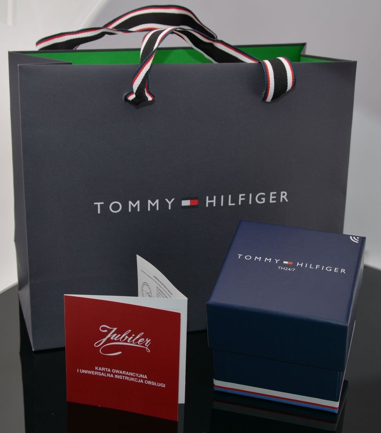 Złoty zegarek  damski TOMMY HILFIGER 1782570  z czarną tarczą i cyrkoniamil.jpg