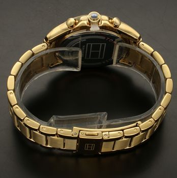 Złoty zegarek  damski TOMMY HILFIGER 1782570 z czarną tarczą i cyrkoniami. Złoty damski zegarek idealny do eleganckiej stylizacji. Zegarek TOMMY HILFIGER 1782570 to idealny na prezent dla ukochanej kobietyc (1.jpg