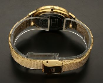 Zegarek damski TOMMY HILFIGER 1782588  z logowaną tarczą.  Złoty damski zegarek idealny do eleganckiej stylizacji. Zegarek TOMMY HILFIGER 1782588 z logowaną tarczą to idealny na prezent dla ukochanej kobiety (4).jpg