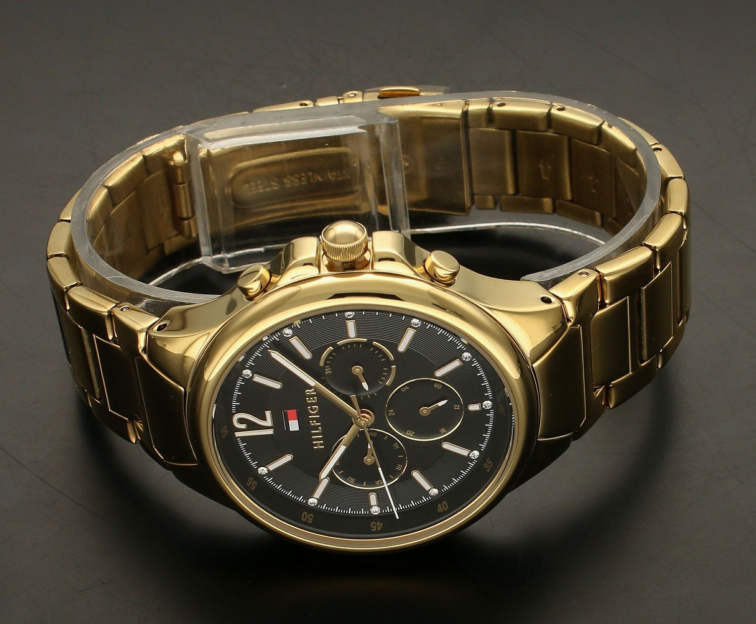 Złoty zegarek damski  TOMMY HILFIGER 1782599 z czarną tarczą i białymi indeksami.jpg