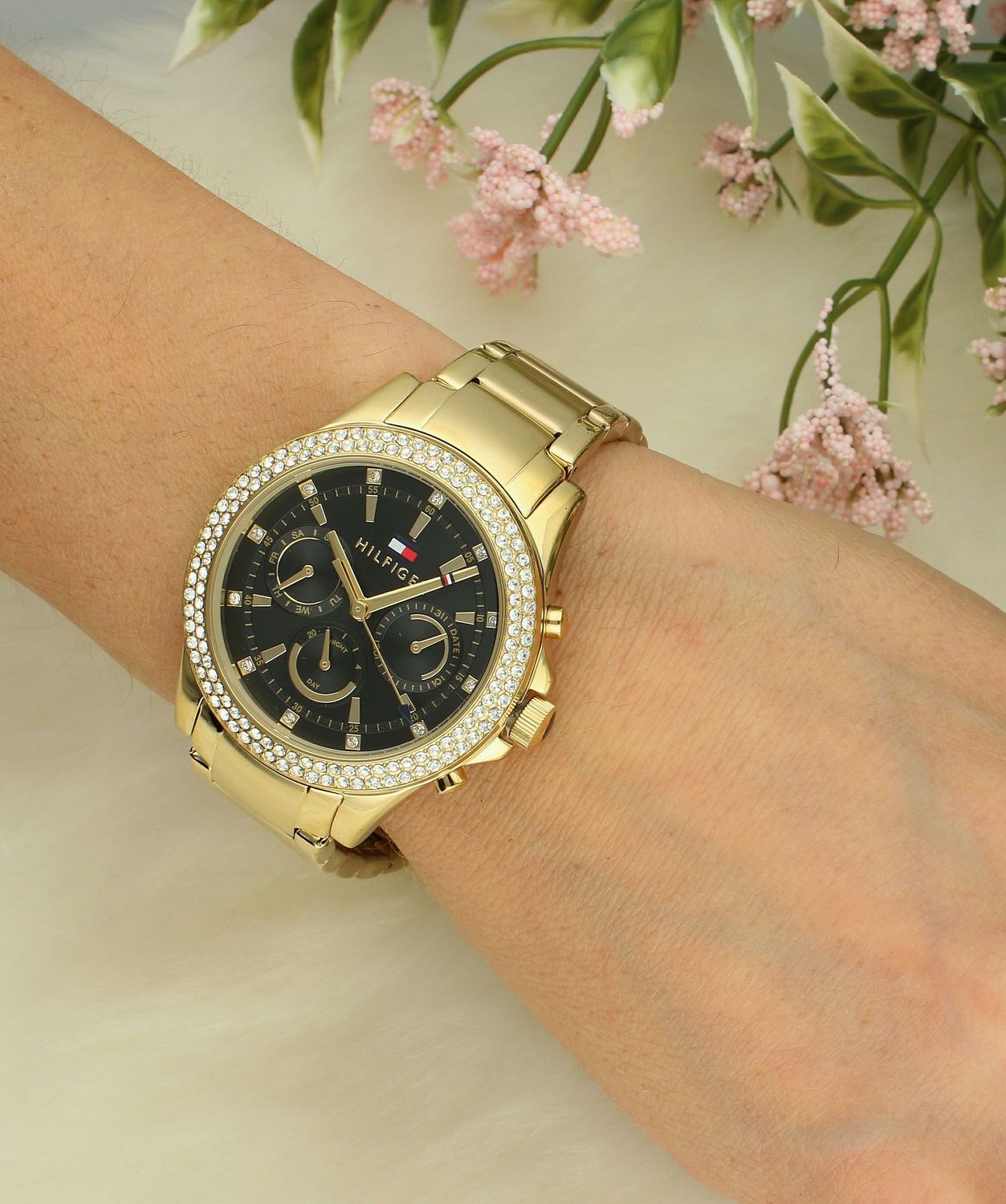 Zegarek damski TOMMY HILFIGER haven 1782676,  Złoty zegarek damski Tommy Hilfiger 1782676 haven wyposażony jest w kwarcowy mechanizm, zasilany za pomocą baterii. Posiada bardzo wysoką dokładność mierzenia czasu +- 10 s.webp