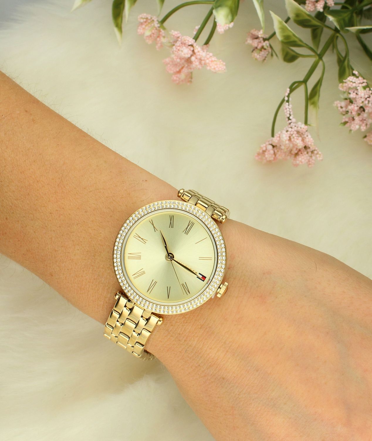 Złoty zegarek damski Tommy Hilfiger 1782718 wyposażony jest w kwarcowy mechanizm, zasilany za pomocą baterii. Posiada bardzo wysoką dokładność mierzenia czasu +- 10 sekund w przeciągu 30 dni..jpg