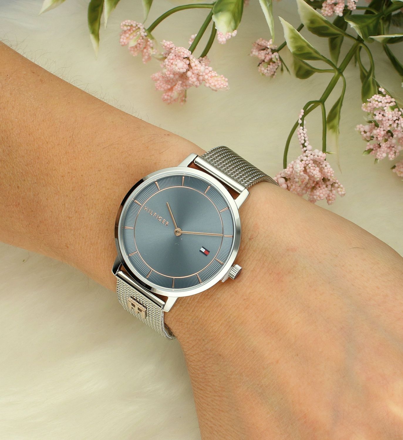 Zegarek damski TOMMY HILFIGER 1782738, wyposażony jest w kwarcowy mechanizm, zasilany za pomocą baterii. Posiada bardzo wysoką dokładność mierzenia czasu +- 10 sekund w przeciągu 30 dni. W mechanizmie kwarcowym,.jpg