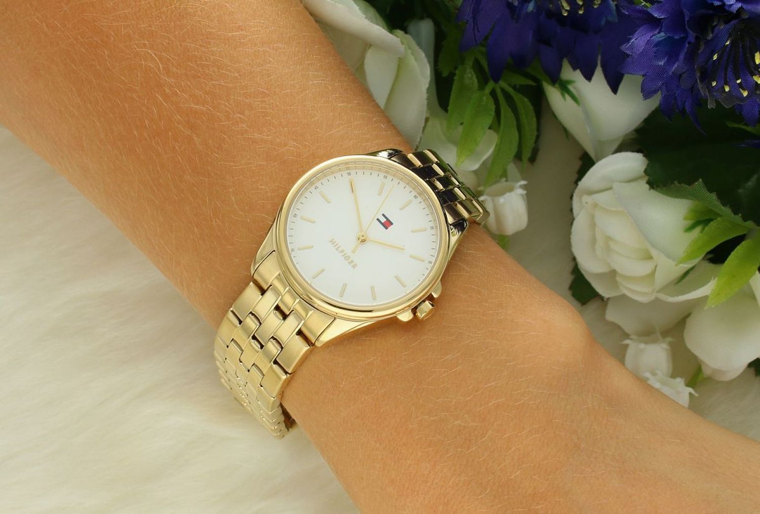 Zegarek damski Tommy Hilfiger 1782773 Jade – elegancki model w złotym kolorze z białą tarczą. Klasyczny design, stal szlachetna, kwarcowy mechanizm i 2-letnia gwarancja. Sprawdź!1.jpg