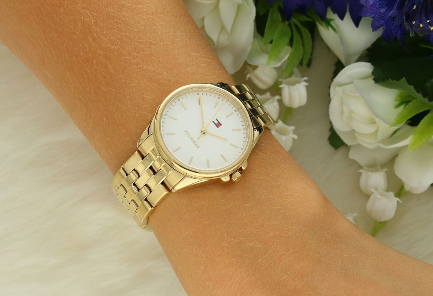 Zegarek damski Tommy Hilfiger 1782773 Jade – elegancki model w złotym kolorze z białą tarczą. Klasyczny design, stal szlachetna, kwarcowy mechanizm i 2-letnia gwarancja. Sprawdź!1.jpg