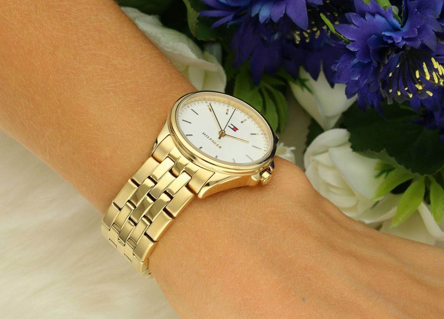 Zegarek damski Tommy Hilfiger 1782773 Jade – elegancki model w złotym kolorze z białą tarczą. Klasyczny design, stal szlachetna, kwarcowy mechanizm i 2-letnia gwarancja. Sprawdź!1.jpg