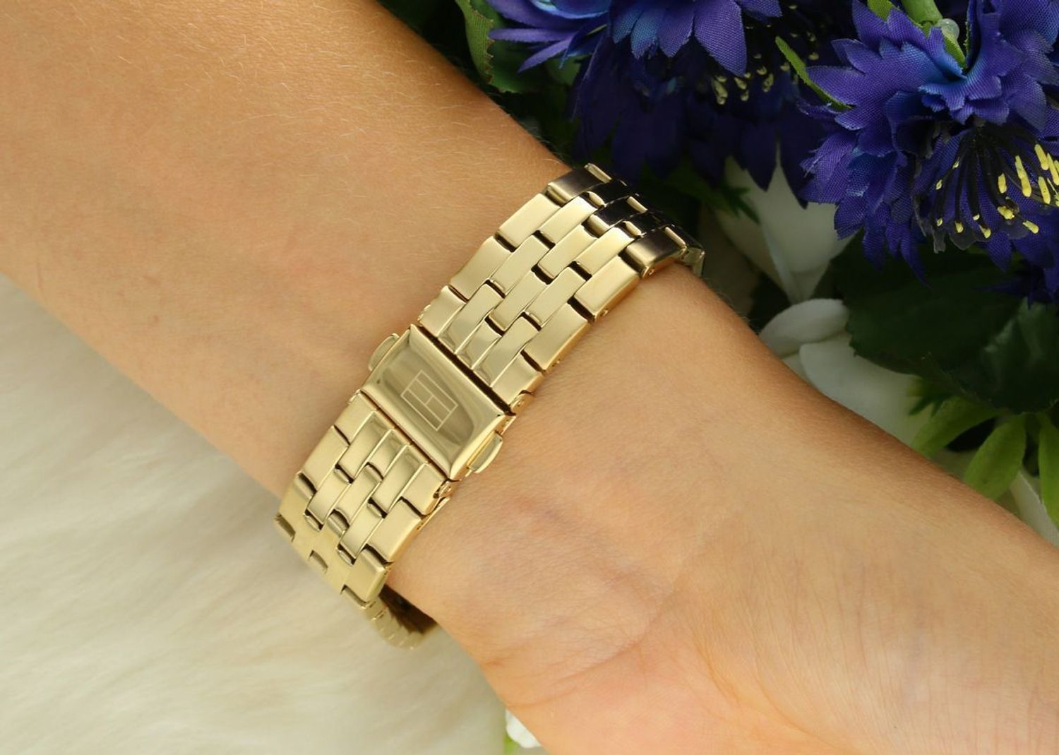 Zegarek damski Tommy Hilfiger 1782773 Jade – elegancki model w złotym kolorze z białą tarczą. Klasyczny design, stal szlachetna, kwarcowy mechanizm i 2-letnia gwarancja. Sprawdź!1.jpg