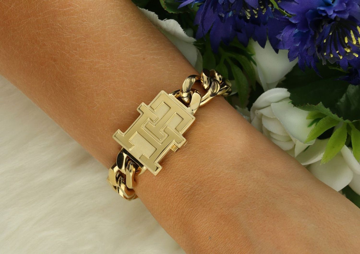 Zegarek damski Tommy Hilfiger 1782823 (TH85) – złota koperta i bransoleta, srebrna tarcza, szkło mineralne i mechanizm kwarcowy. Styl i niezawodność w eleganckim wydaniu. Sprawdź!1.jpg