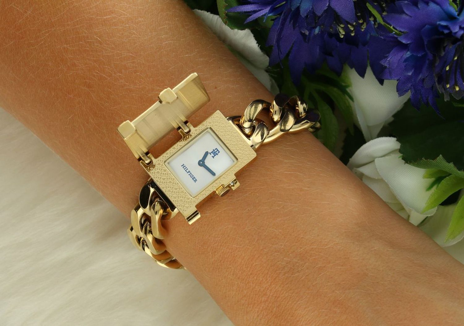 Zegarek damski Tommy Hilfiger 1782823 (TH85) – złota koperta i bransoleta, srebrna tarcza, szkło mineralne i mechanizm kwarcowy. Styl i niezawodność w eleganckim wydaniu. Sprawdź!1.jpg