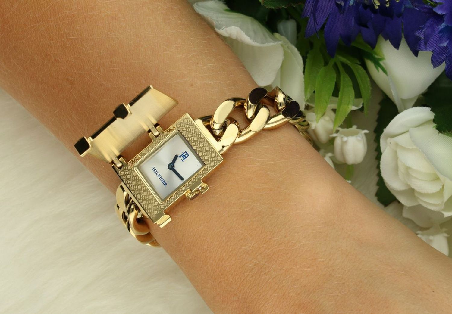 Zegarek damski Tommy Hilfiger 1782823 (TH85) – złota koperta i bransoleta, srebrna tarcza, szkło mineralne i mechanizm kwarcowy. Styl i niezawodność w eleganckim wydaniu. Sprawdź!1.jpg