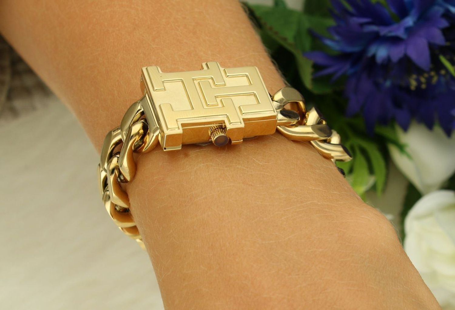 Zegarek damski Tommy Hilfiger 1782823 (TH85) – złota koperta i bransoleta, srebrna tarcza, szkło mineralne i mechanizm kwarcowy. Styl i niezawodność w eleganckim wydaniu. Sprawdź!1.jpg