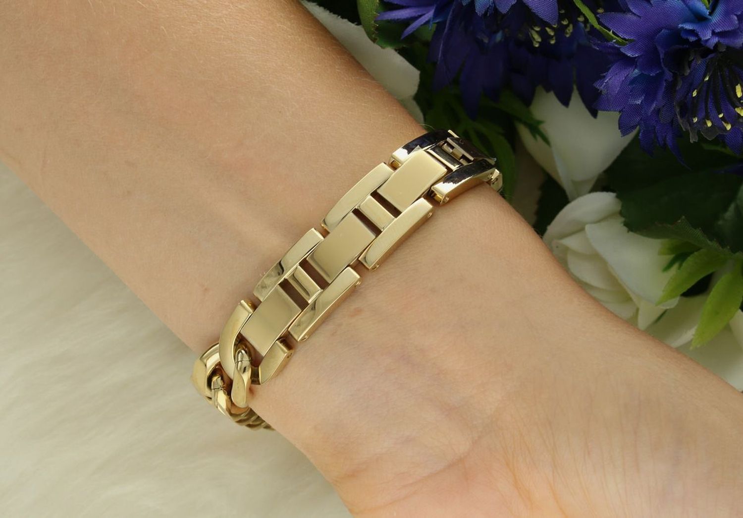 Zegarek damski Tommy Hilfiger 1782823 (TH85) – złota koperta i bransoleta, srebrna tarcza, szkło mineralne i mechanizm kwarcowy. Styl i niezawodność w eleganckim wydaniu. Sprawdź!1.jpg