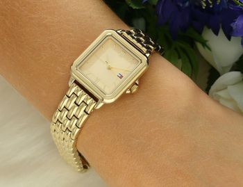 Zegarek damski Tommy Hilfiger 1782832 – złoty design, prostokątna koperta i stylowa bransoleta. Luksus i elegancja dla nowoczesnych kobiet.3.jpg