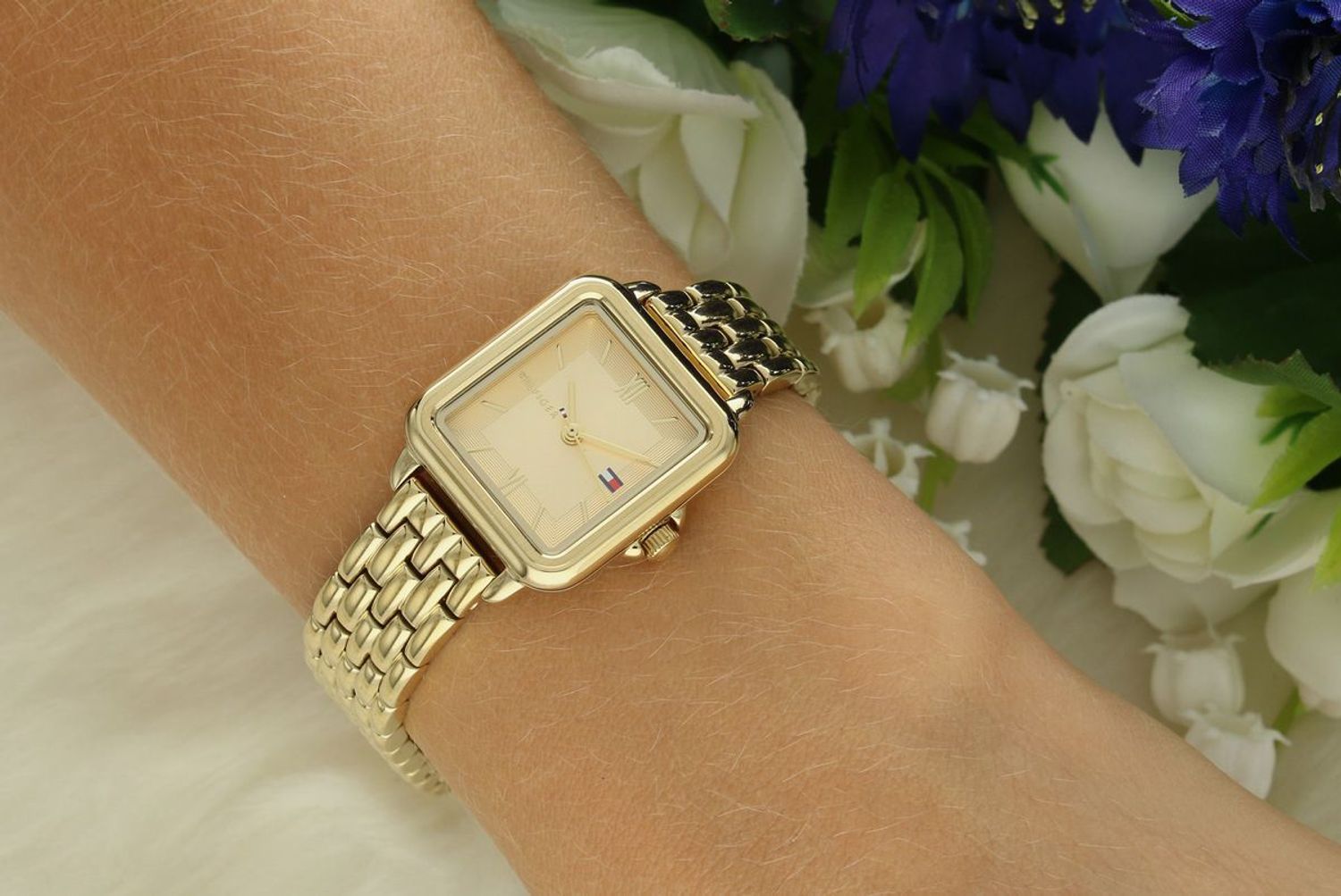 Zegarek damski Tommy Hilfiger 1782832 – złoty design, prostokątna koperta i stylowa bransoleta. Luksus i elegancja dla nowoczesnych kobiet.1.jpg