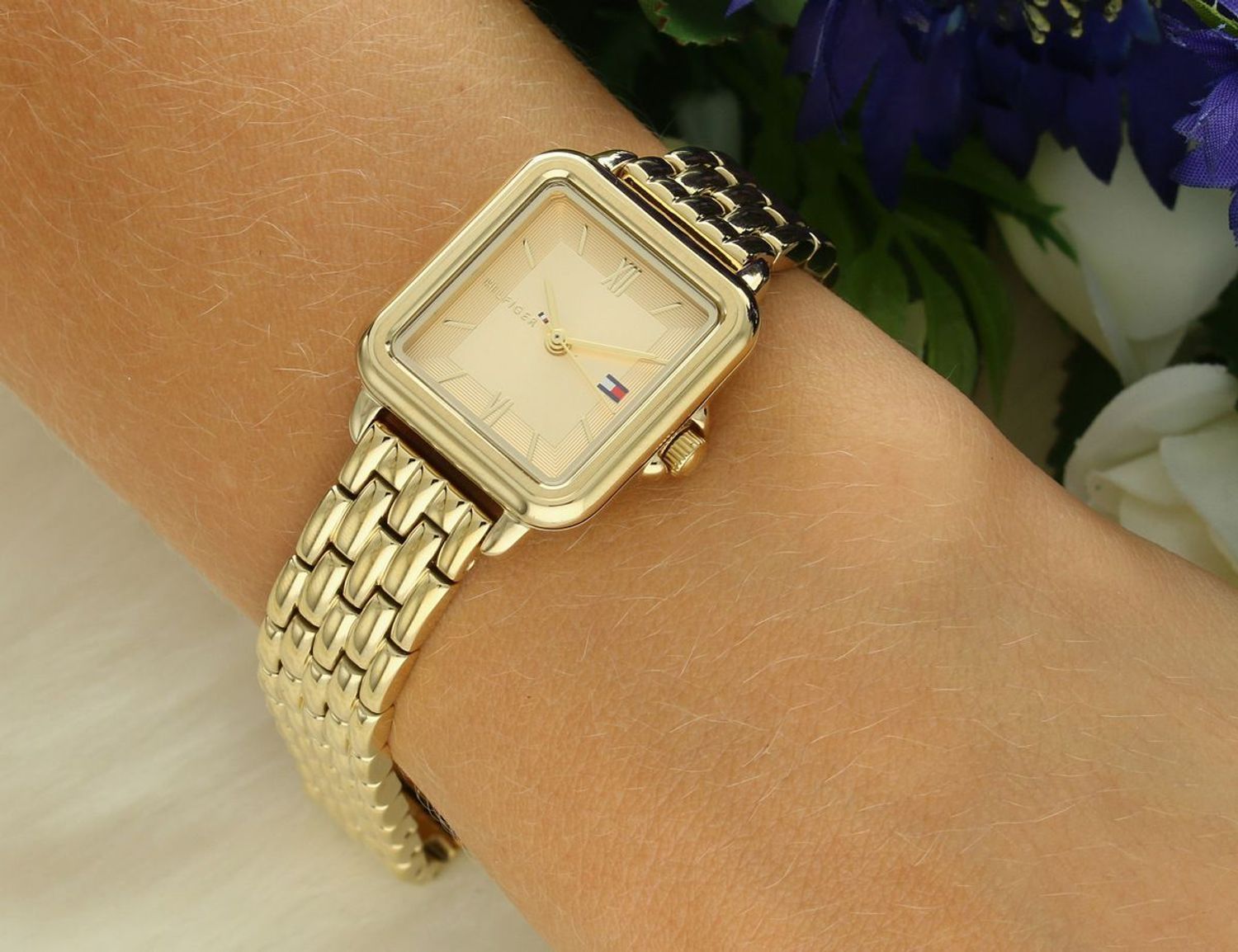 Zegarek damski Tommy Hilfiger 1782832 – złoty design, prostokątna koperta i stylowa bransoleta. Luksus i elegancja dla nowoczesnych kobiet.1.jpg